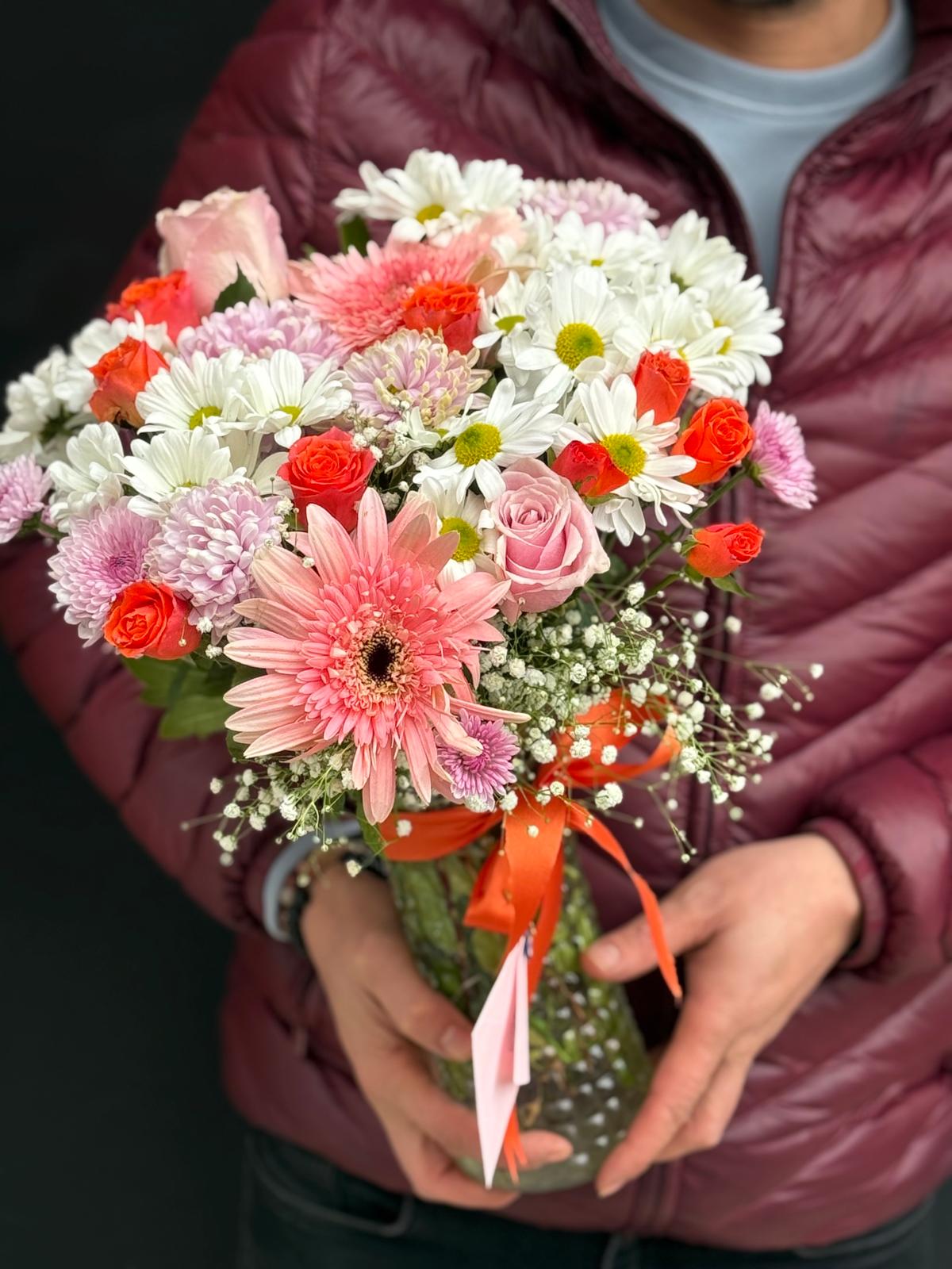 vazoda �i�ekler �ardak g�ller ve papatya 